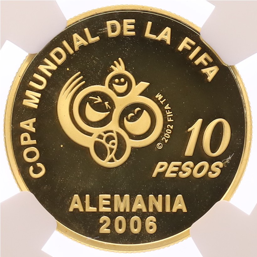 10 песо 2006 года Аргентина «ФИФА — XVIII Чемпионат мира по футболу в Германии 2006» в слабе NGC (PF68 ULTRA CAMEO) — Фото №2