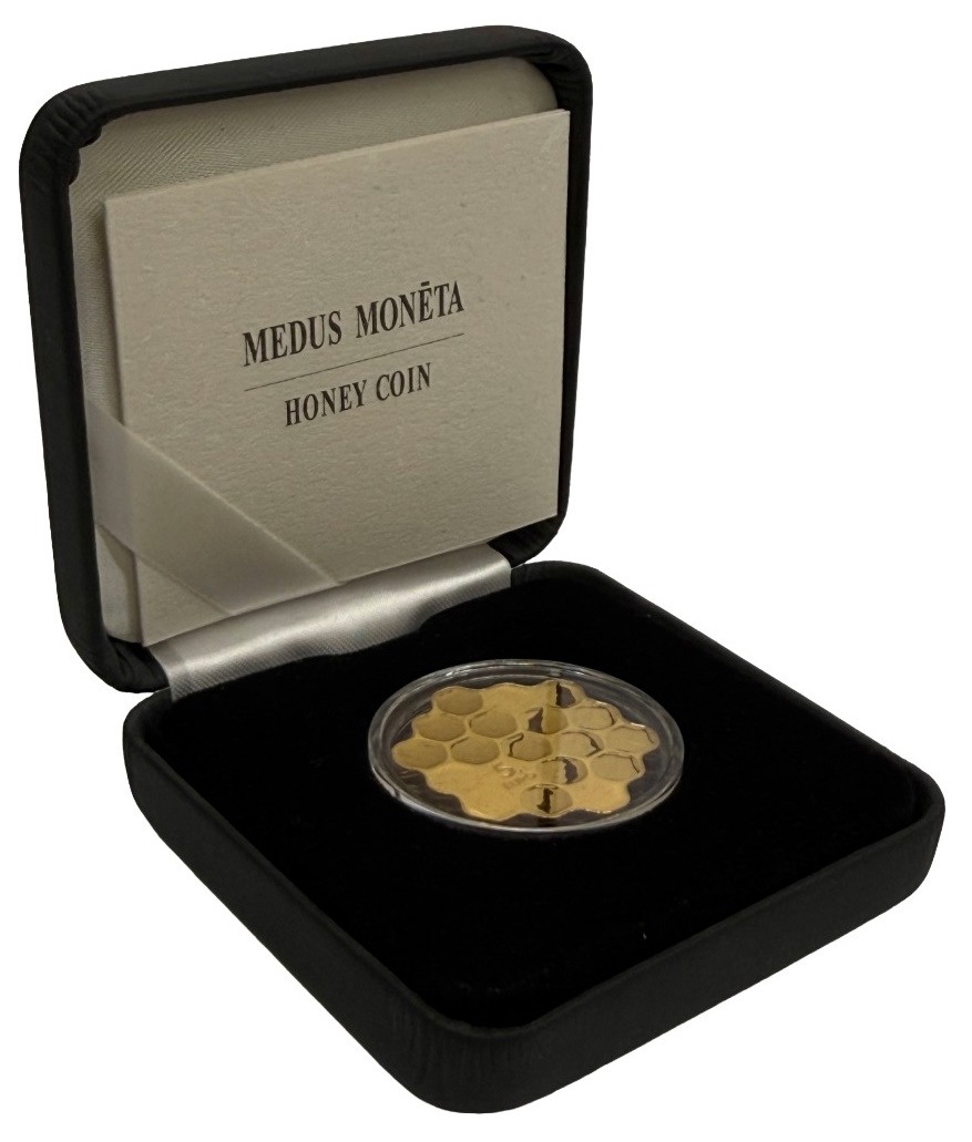 5 евро 2018 года Латвия «Пчелиные соты» — Фото №3